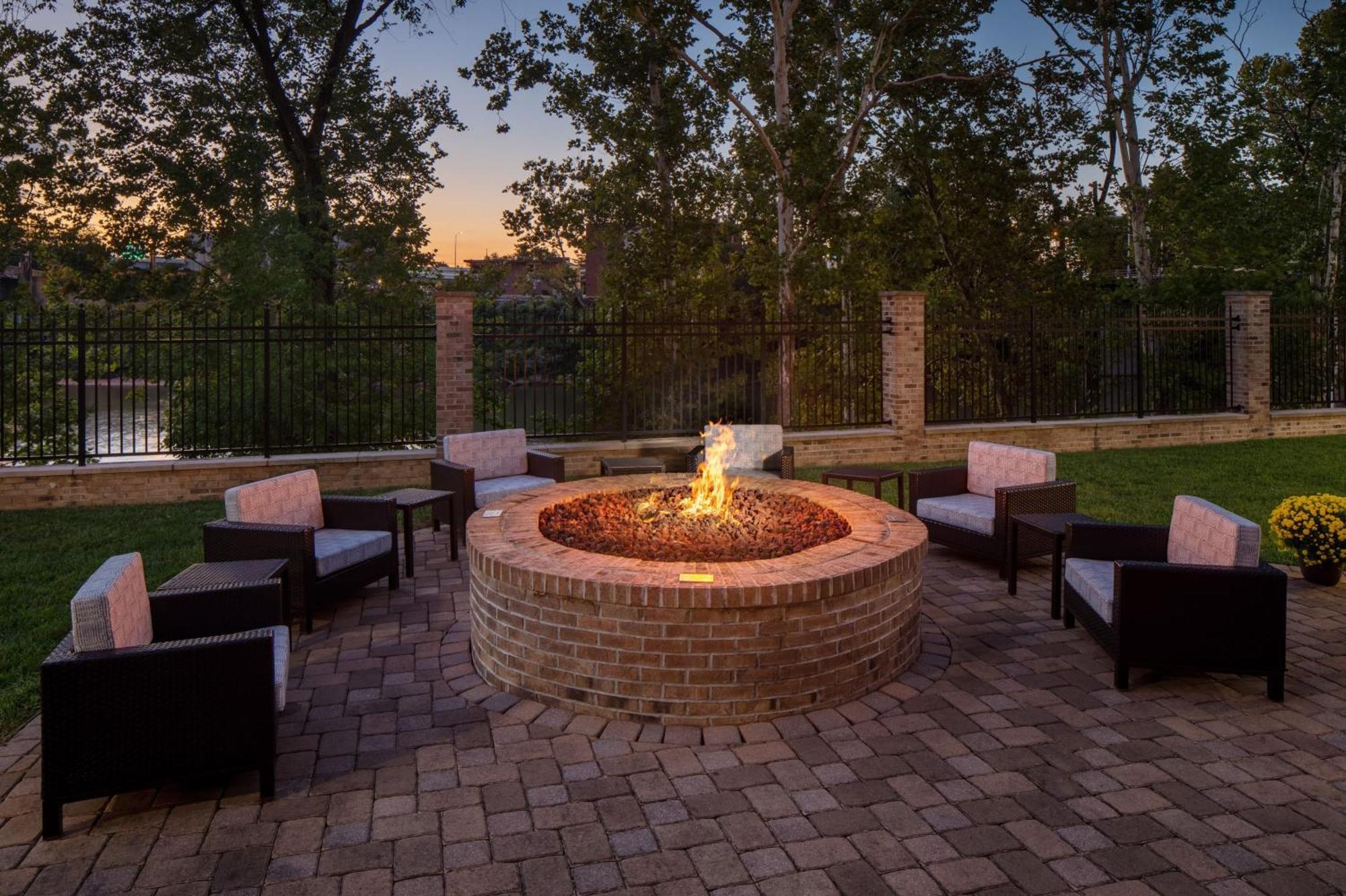 Hotel Courtyard By Marriott Charleston Downtown/Civic Center Esterno foto